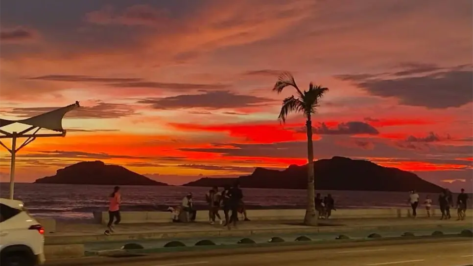 FOTO: Atardecer en Mazatlán, con cielos naranjas y la bahía iluminada por los últimos rayos de sol