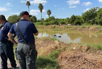 Joven estudiante se salva de milagro tras caer en su vagoneta al canal lateral 18, Ahome