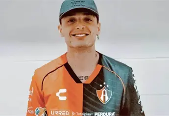 Así es la playera del Atlas que recibió Peso Pluma; trae oro de 14 kilates