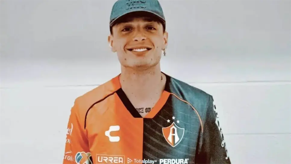 La camiseta personalizada fue diseñada por Santiago a la verry, fundador de la marca Say What Say 10, e incluye tanto el logotipo del Atlas como el parche con el slogan del equipo, ambos elaborados con oro de 14 kilates