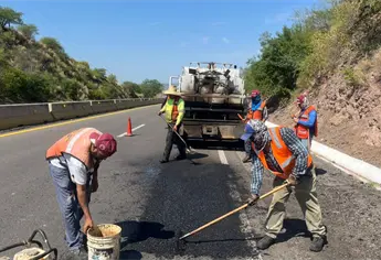 Gobierno de Sinaloa invierte 26 millones en bacheo para garantizar traslados seguros