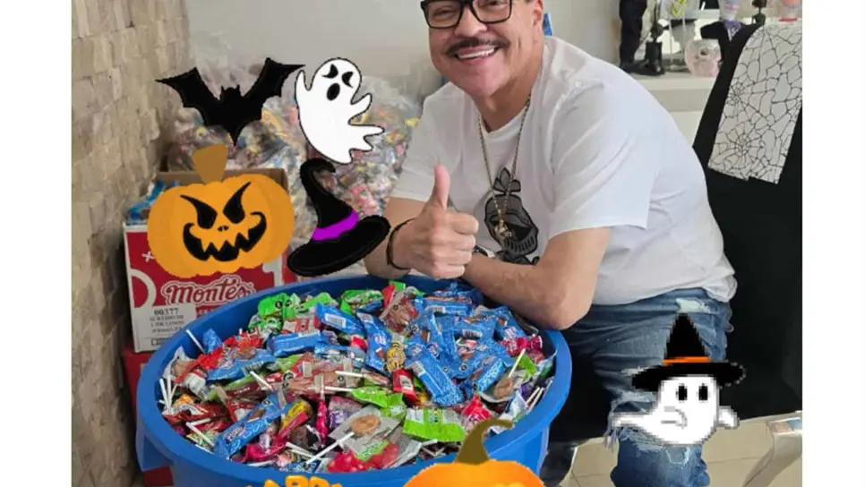 Después de 27 años, Julio Preciado sigue regalando dulce cada 31 de octubre