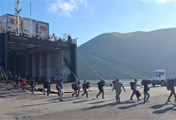 DIF Ahome apapacha con rica cena y película a los 28 jóvenes rescatados en Topolobampo