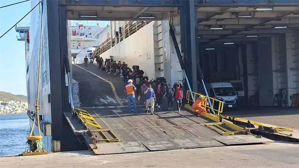 Momento en el que los jóvenes bajan del barco. (FOTO: Cortesía).