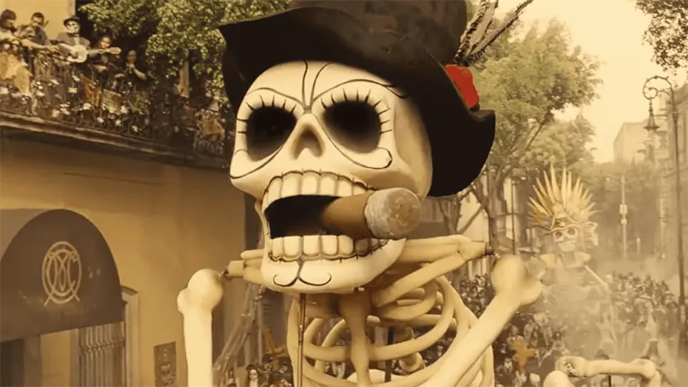 Monumentales calaveras aparecen en el desfile que dio origen a la tradición. (FOTO: Prime Video).