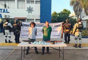 Detienen a dos hombres con armas y droga en la colonia Bicentenario de Culiacán