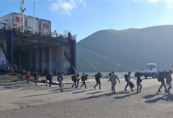 Menores rescatados en embarcación en Topolobampo son trasladados a Mazatlán