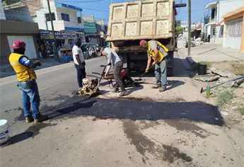 Gobierno de Mazatlán repara baches en la avenida Pesqueira para mejorar la movilidad urbana