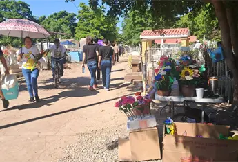 Flores, velas, música y recuerdos: familias ahomenses llenan los panteones este Día de Muertos