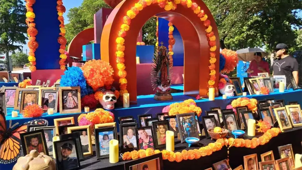 FOTO: Un altar de muertos con numerosas fotos familiares se robó las miradas por sus colores y sus flores de cempasúchil