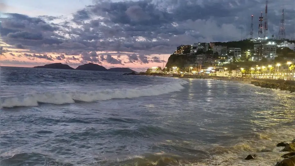 FOTO: Disfruta del atardecer en Mazatlán este 3 de noviembre, con cielos despejados, la luna creciente y temperaturas cálidas