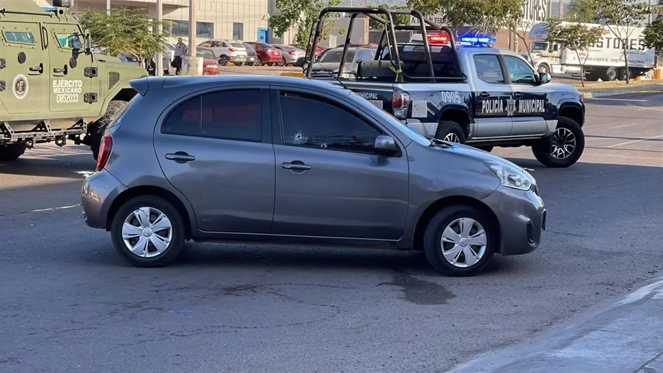 El vehículo quedó abandonado con impactos de bala. (FOTO: Luz Noticias).