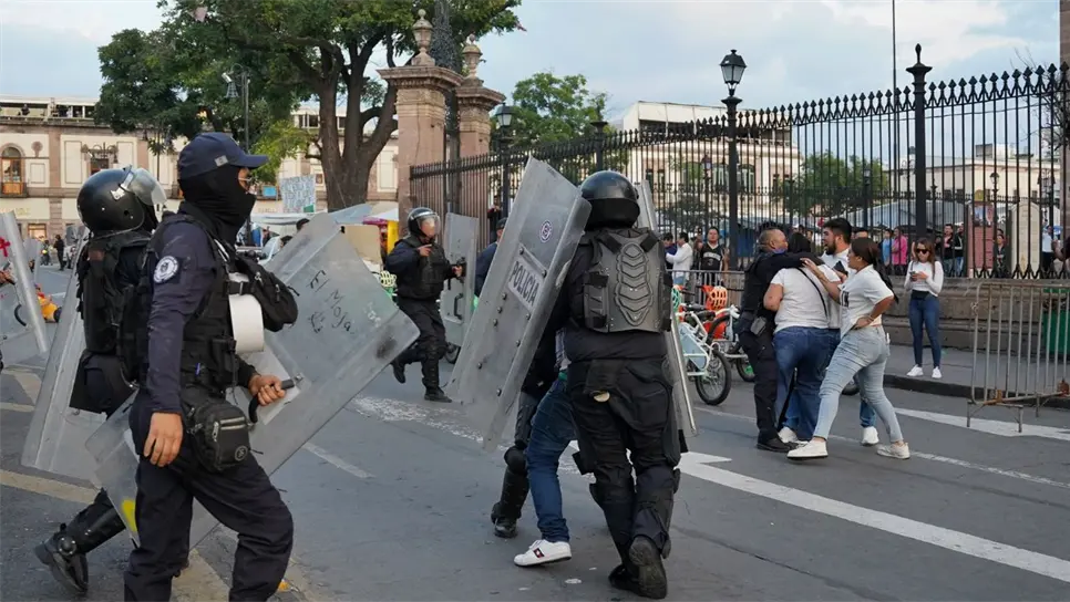 Un grupo anti motín acudió a la zona donde estos lanzaron gas lacrimógeno a los manifestantes, para luego llevar a cabo una serie de detenciones y así poder recuperar el orden