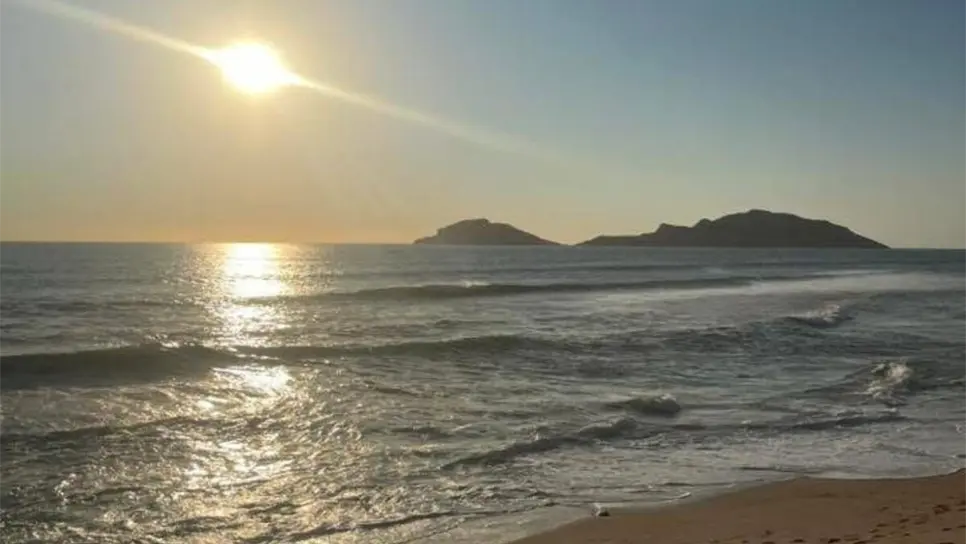 FOTO: Disfruta del atardecer en Mazatlán hoy, con cielos despejados ideales para fotos y la luna casi llena