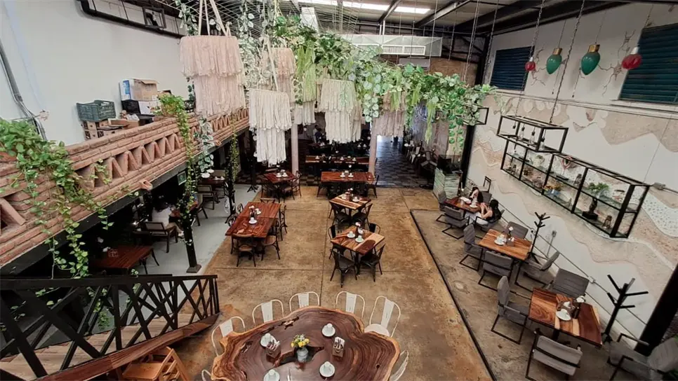 Las paredes y rincones de este lugar despiertan tradiciones y costumbres que perduran en el tiempo, su arquitectura, gastronomía y calidez humana crea un entorno singular que refleja el alma de la ciudad y su gente