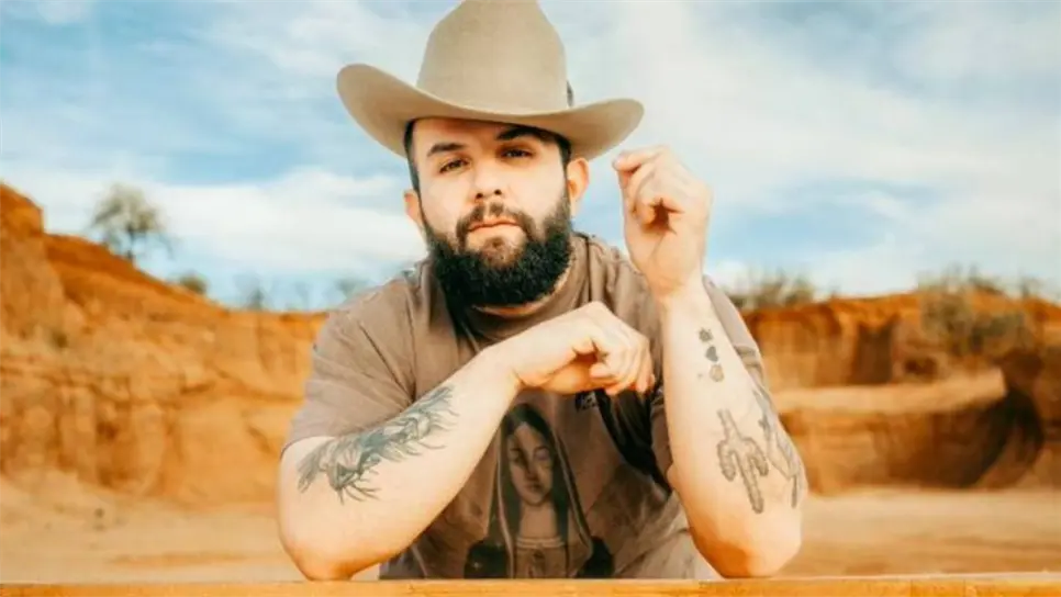 Carin León hizo historia para la música del regional mexicano donde este se convirtió en el primer artista de dicho género en colaborar con una de las máximas estrellas del rock, el legendario Jon Bon Jovi, con el cual grabó una canción para su siguiente álbum