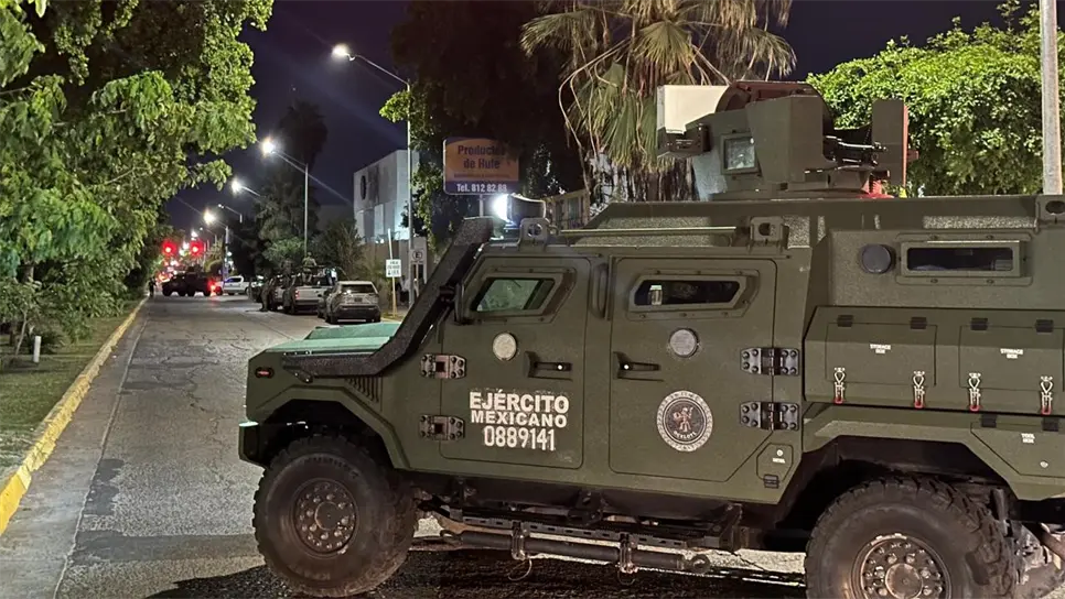Las inmediaciones de la FGR fueron blindadas por elementos de las fuerzas federales. (FOTO: Ernesto Torres).