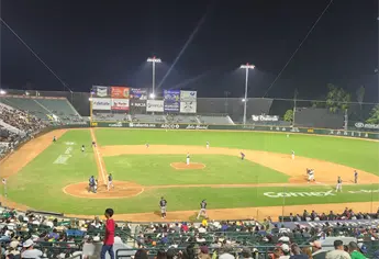 Gran ambiente en el arranque de la serie entre Cañeros de Los Mochis y Tomateros de Culiacán