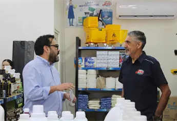 Gámez Mendívil entrega apoyo económico a la empresa de productos de limpieza JOCLA