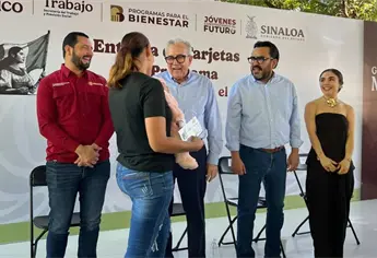 Rocha Moya y Gámez Mendívil entregan mil 200 tarjetas de Jóvenes Construyendo el Futuro