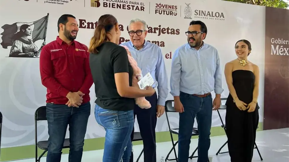 FOTO: El gobernador Rubén Rocha Moya encabezó la entrega de mil 200 tarjetas del programa Jóvenes Construyendo el Futuro en Culiacán, acompañado por el alcalde Juan de Dios Gámez Mendívil.
