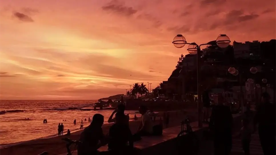 FOTO: El atardecer de hoy en Mazatlán llenará el cielo de tonos lilas y dorados. No te pierdas el momento justo en que el sol toca el mar