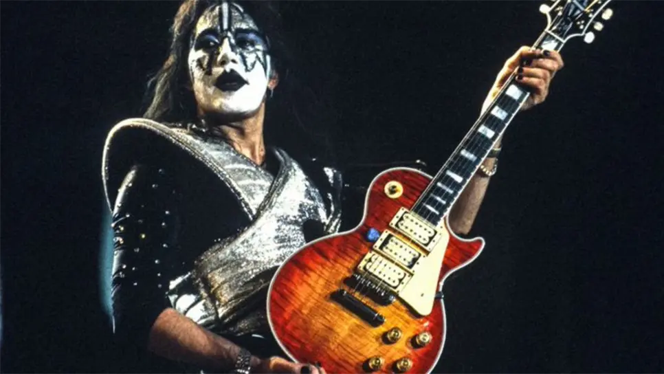 La solicitud finaliza pidiendo a la NASA que nombre a Frehley "Capitán honorario", en reconocimiento a su impacto artístico y su simbología celestial