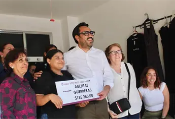 Gámez Mendívil entrega apoyo económico a Mujeres Emprendedoras por el Bienestar