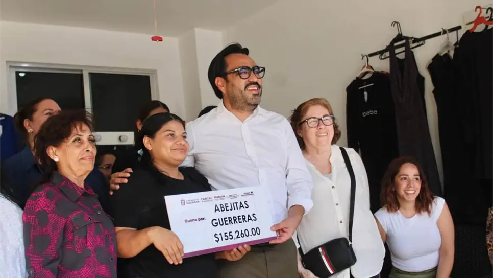 FOTO: El presidente municipal Juan de Dios Gámez Mendivil entrega un cheque a mujeres del programa Mujeres Emprendedoras