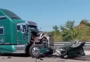 Mueren dos adultos mayores tras chocar contra tráiler en Escuinapa