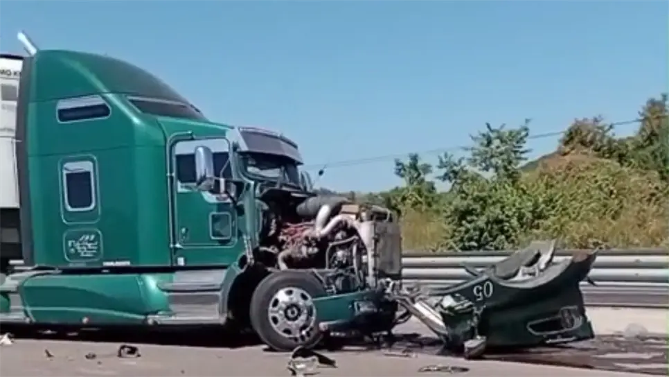 El tráiler terminó con el frente destrozado. (FOTO: Cortesía).