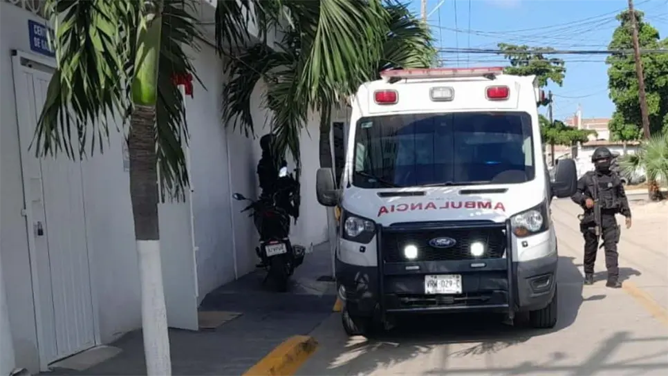 Mujer se dispara tras manipular un arma de fuego en Mazatlán; la trasladan al hospital