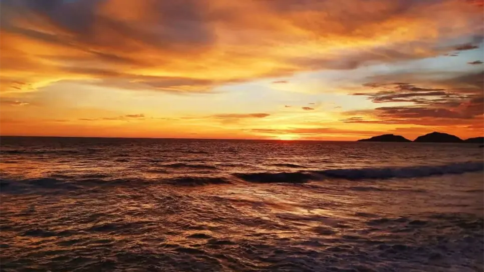 FOTO: El cielo de Mazatlán se teñirá de tonos dorados este viernes 7 de noviembre; el sol se pondrá un minuto antes que ayer, rumbo al invierno