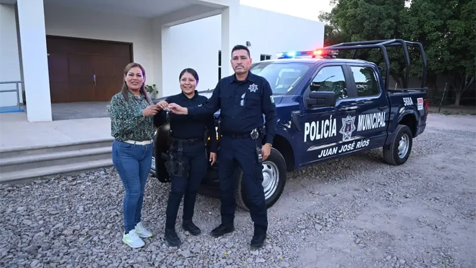 FOTO: La presidenta municipal Evangelina Llanes Carreón encabezó la entrega de una nueva patrulla en Juan José Ríos, con apoyo del gobernador Rubén Rocha Moya