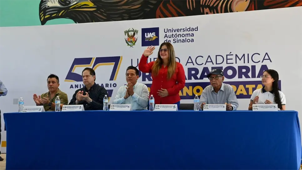 Sobre esos logros, cabe destacar los reconocimientos otorgados a maestros jubilados por su trayectoria académica docente, así como a 40 alumnos con promedio de excelencia