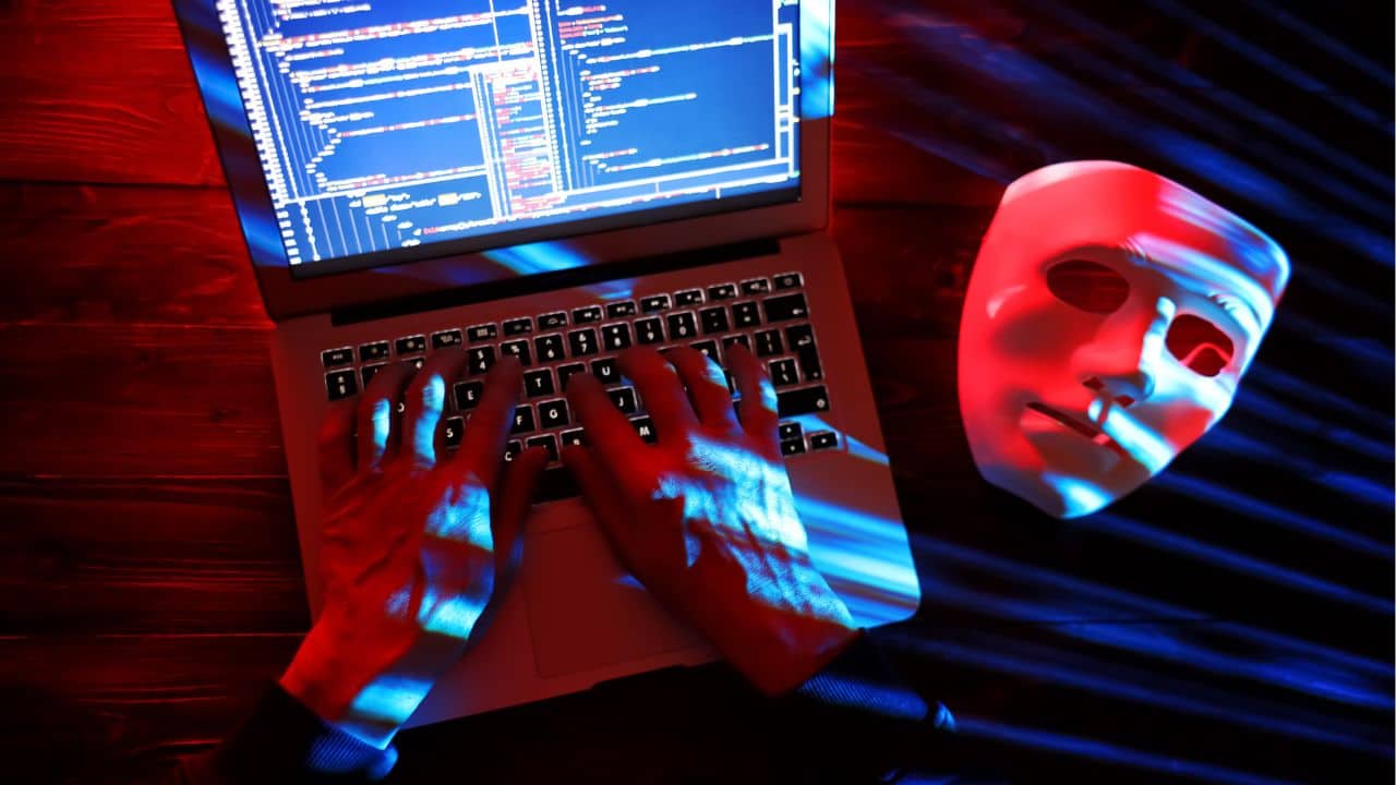 Este país castigará con azotes a estafadores digitales