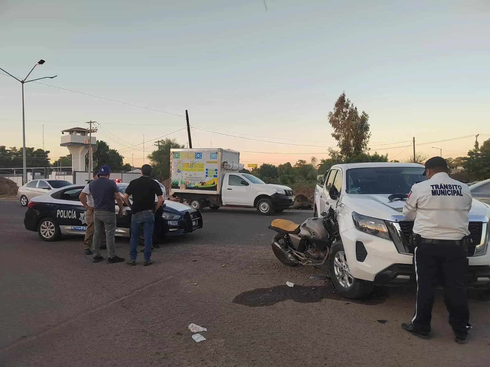 Motociclista herido tras chocar contra camioneta por el bulevar Centenario, en Los Mochis Motociclista herido tras chocar contra camioneta por el bulevar Centenario, en Los Mochis