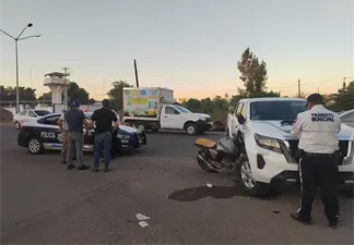 Motociclista herido tras chocar contra camioneta por el bulevar Centenario, en Los Mochis