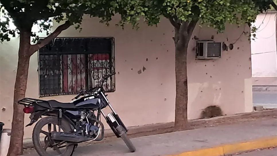 Un costado de la casa presentó varios impactos de bala.