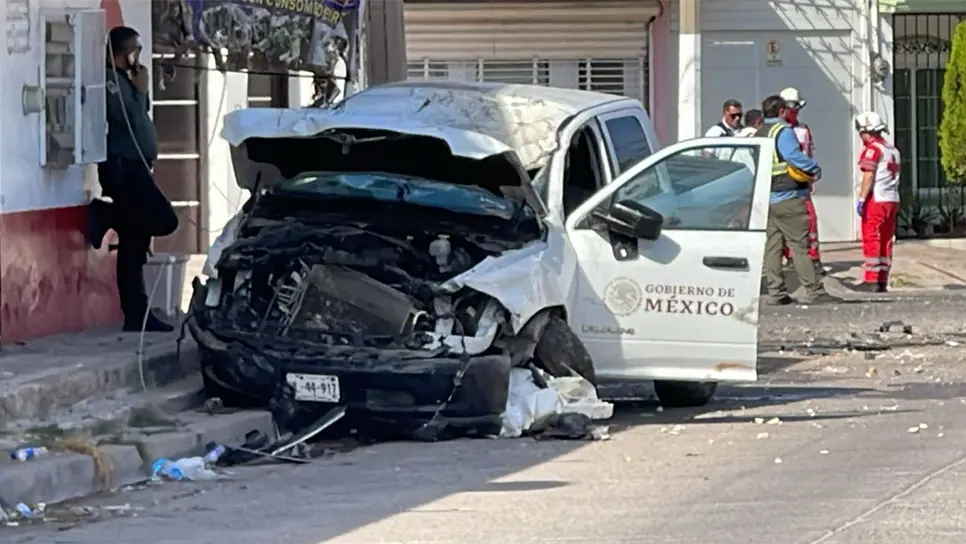 La camioneta quedó con el frente completamente destrozado. (FOTO: Ángel Beltrán).