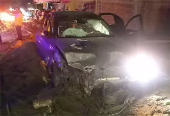 Intenta rebasar y provoca aparatoso choque en Los Mochis; deja dos personas lesionadas