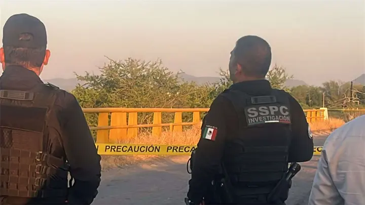 Tiran dos cuerpos sin vida sobre el puente del Piggy Back de Culiacán Tiran dos cuerpos sin vida sobre el puente del Piggy Back de Culiacán