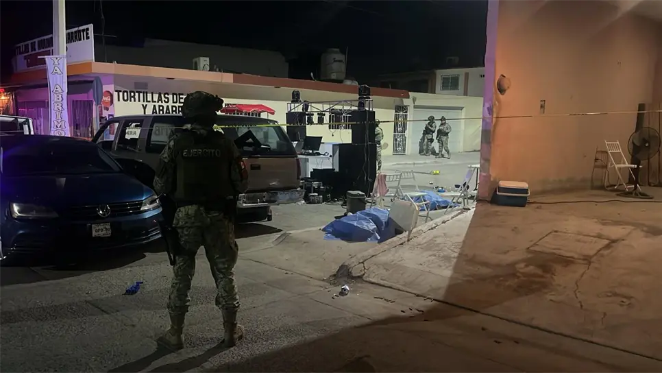 Los cuerpos quedaron sobre la calle. (FOTO: Luis Ramírez).
