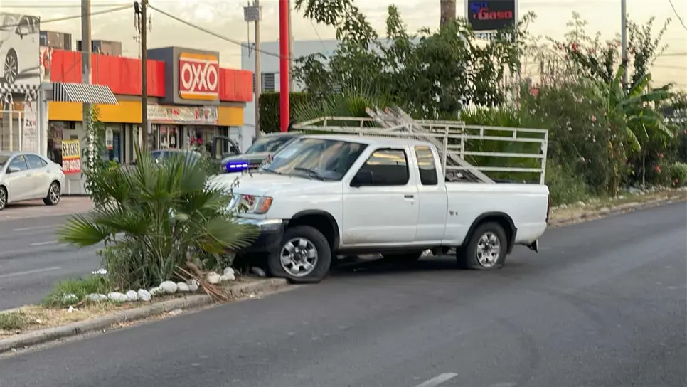 La camioneta terminó sobre el bulevar Revolución. (FOTO: Ángel Beltrán)