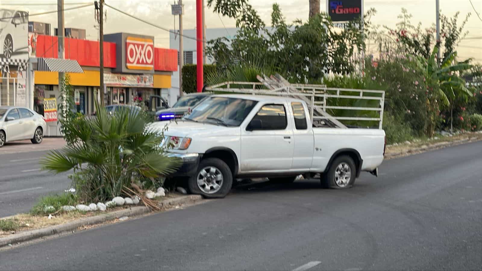 Atacan a balazos a al conductor de una camioneta en la colonia Miguel Hidalgo, en Culiacán