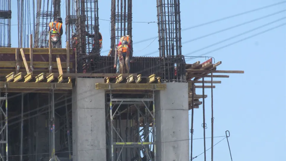 Trabajadores de la construcción en un edificio. FOTOS: Enrique Chan.
