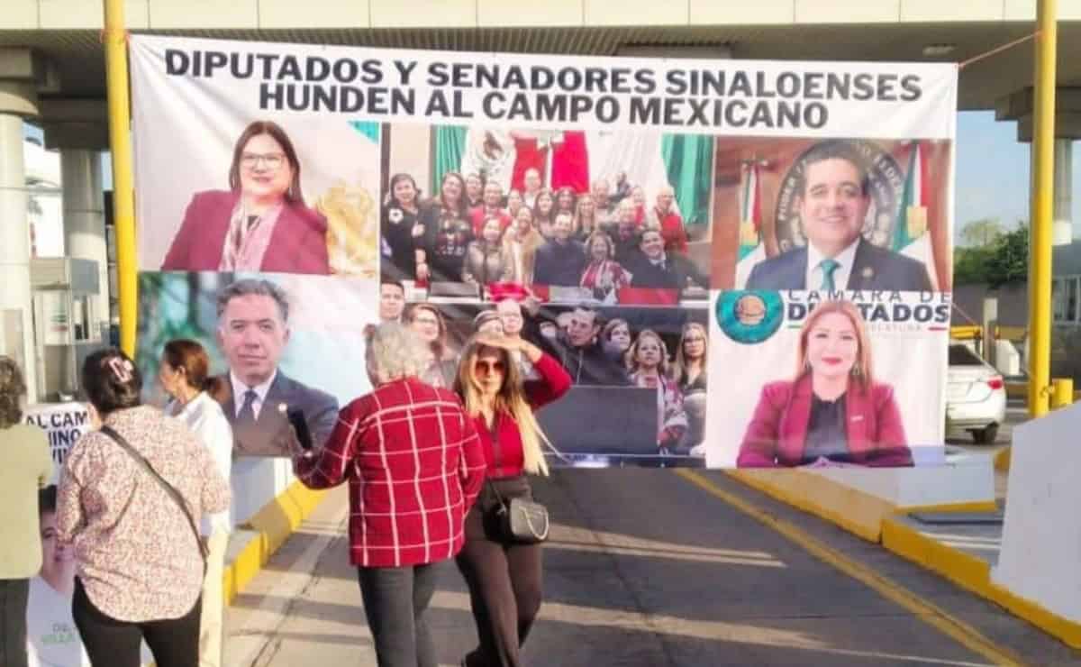 Campesinos de Sinaloa pasan la noche en la caseta de Cuatro Caminos; acusan a diputados por muerte del campo