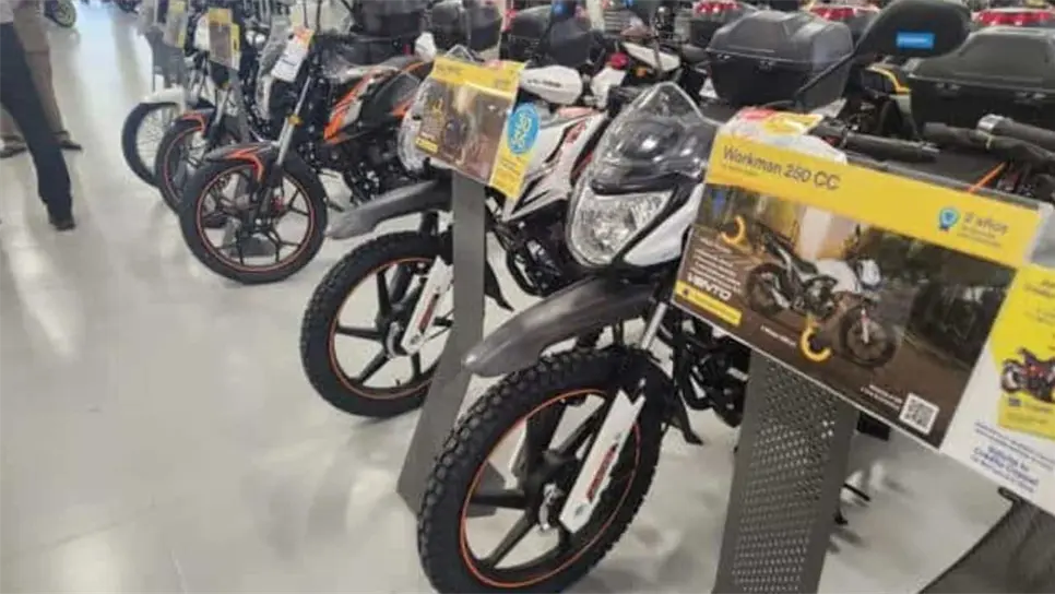 Cuando las personas acuden a comprar una motocicleta en cualquiera de las tiendas, estos estarán siendo asesorados en un módulo de atención para contribuyentes a partir del 14 de noviembre para que tramiten placas, calcomanías de identificación y tarjeta de circulación