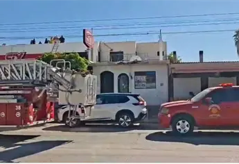 Joven sufre fuerte descarga eléctrica mientras pintaba una casa en Los Mochis