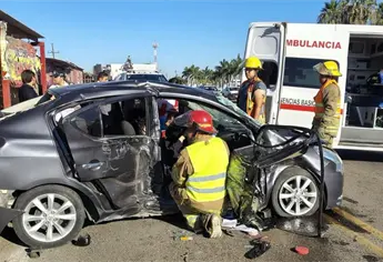 Joven estudiante queda prensado en su vehículo tras fuerte choque frente al Tecnológico de Guasave